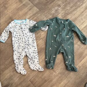 ✨5 for $15✨ Carter's Green and White Whale Print Footies